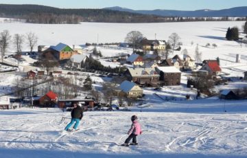 Skiareál disponuje třemi lyžařskými vleky včetně osvětlení pro večerní lyžování. Nechybí ani dva provazové vleky pro nejmenší.