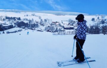 Skiareál disponuje třemi lyžařskými vleky včetně osvětlení pro večerní lyžování. Nechybí ani dva provazové vleky pro nejmenší.