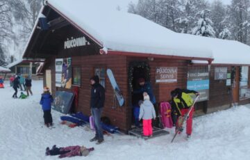 Potřebujete půjčit výbavu, nebo provést servis vašich lyží, nebo snowboardů? Svěřte je do rukou profesionálů v Českých Petrovicích. 